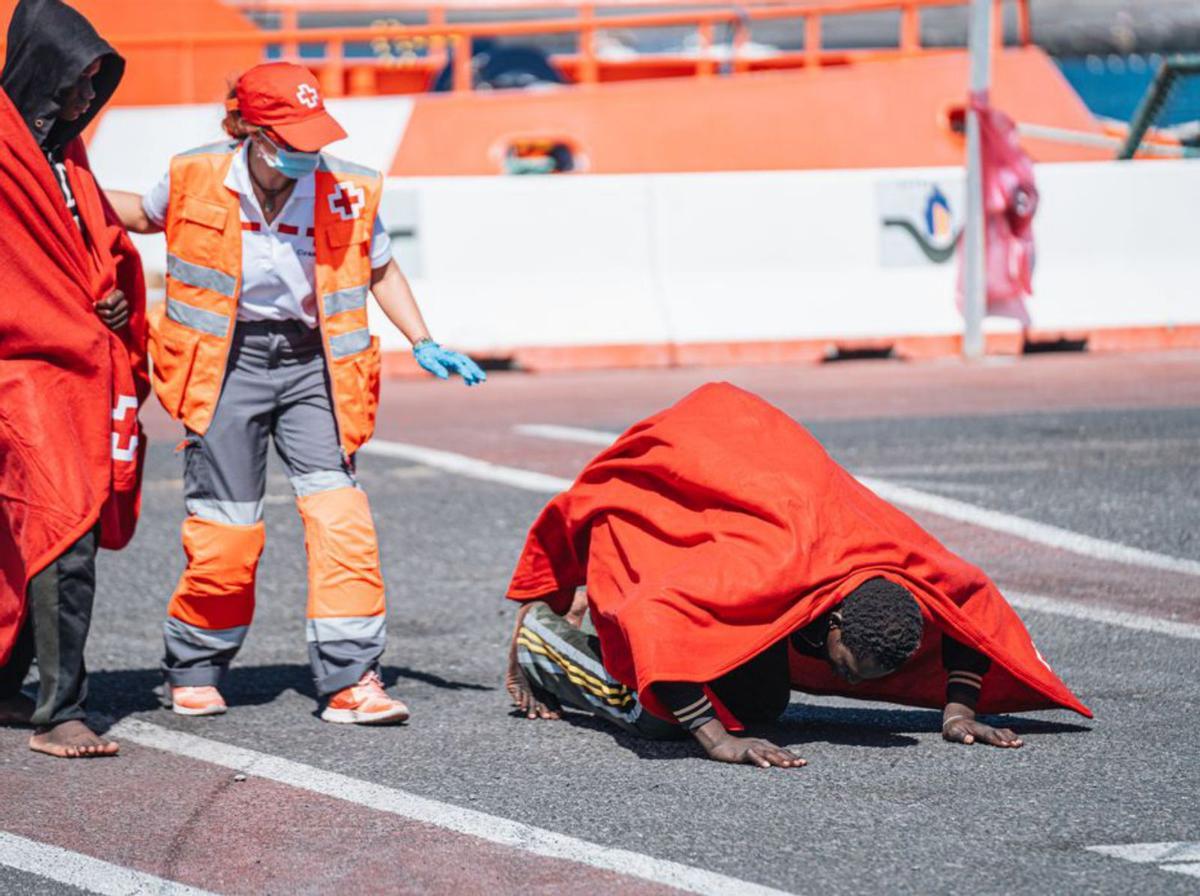 Un joven hace un gesto de agradecimiento al llegar a La Gomera.  | | EUROPA PRESS