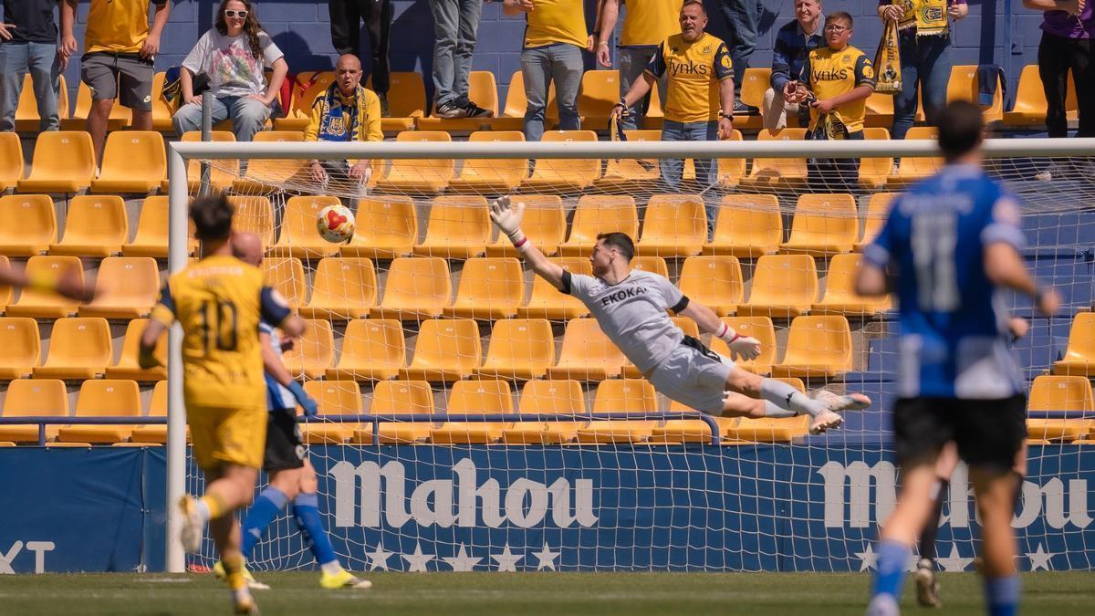 Carlos Abad vuela en la jugada del cuarto gol alfarero.
