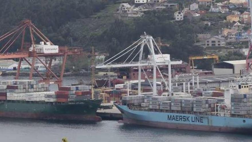 De izq. a dcha., los dos buques de Maersk ayer en Guixar: &quot;Hammonia Jutlandia&quot; y &quot;Maersk Phuket&quot;. // A. I.