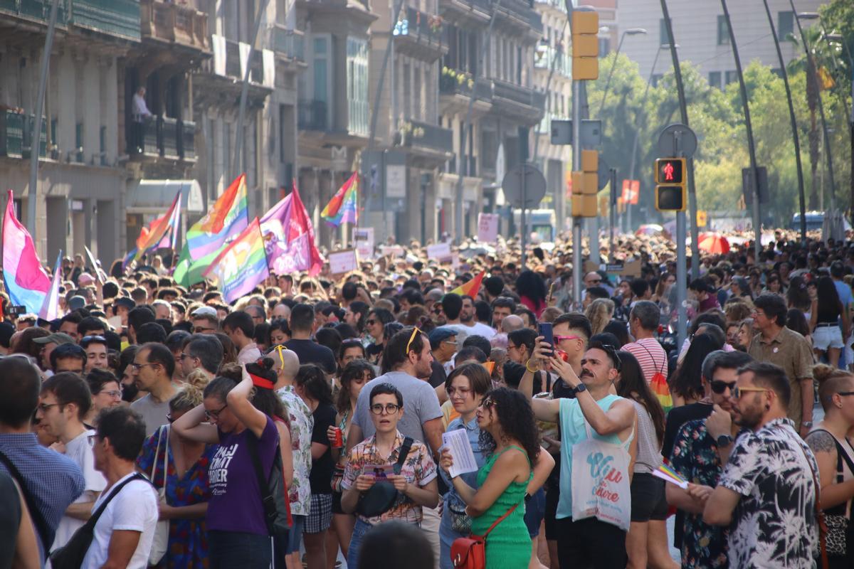 Unes 3.300 persones es manifesten a Barcelona per reivindicar els drets LGTBI
