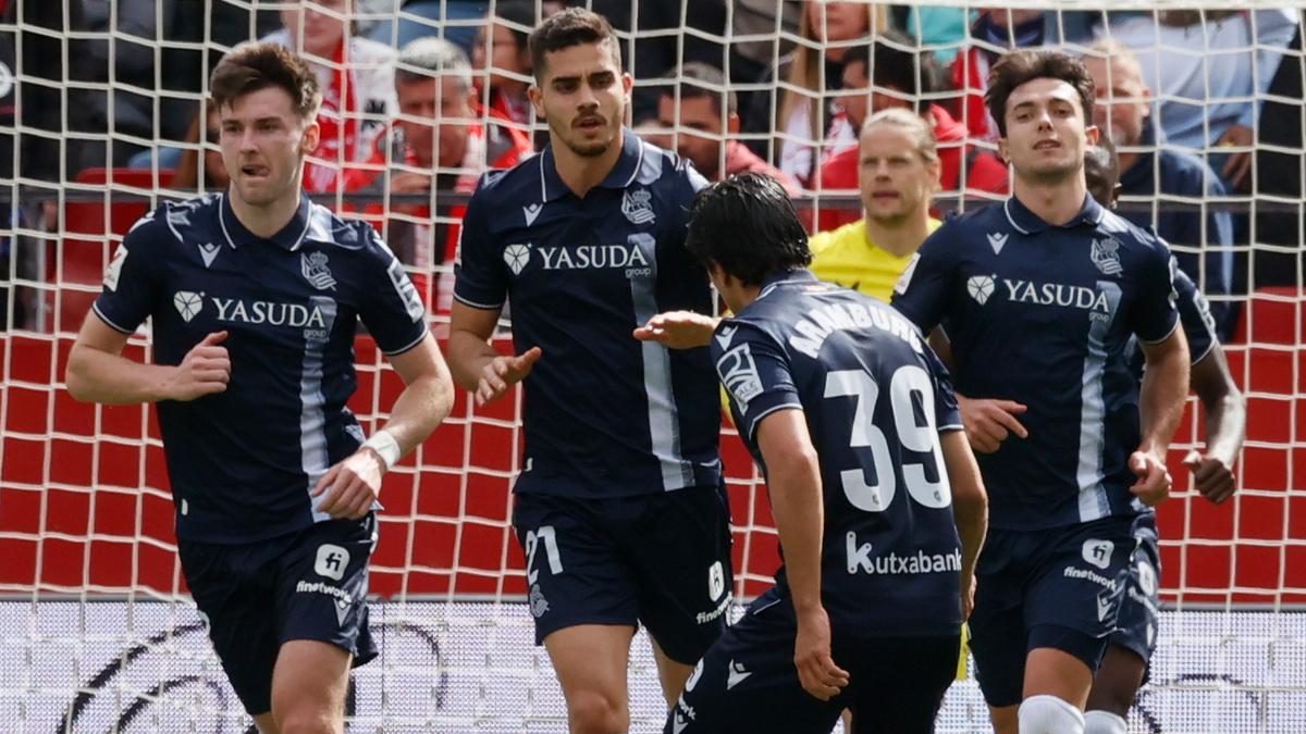 André Silva celebra con los compañeros su gol al Sevilla
