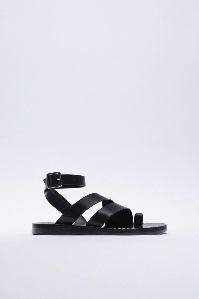 Sandalia plana de piel cruzada, de Zara (49,95 euros)
