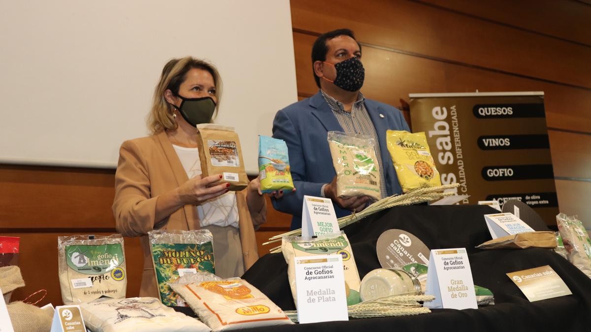 La consejera de Agricultura, Ganadería y Pesca, Alicia Vanoostende, y  el director del ICCA, Basilio Pérez, con la cuatro distinciones