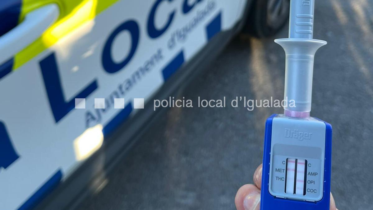 El drogotest de la Policia Local d'Igualada marcant el positiu en cocaïna