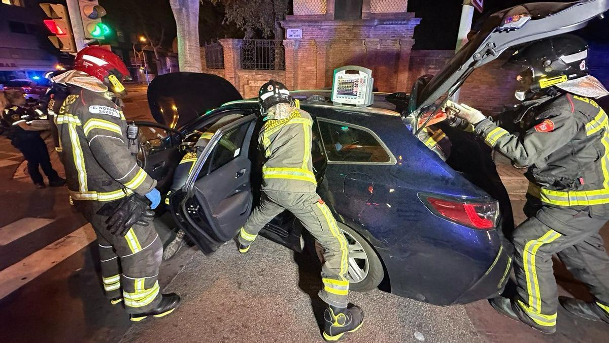Los Bomberos de Barcelona rescatan a una víctima de accidente atrapada en el interior de un vehículo