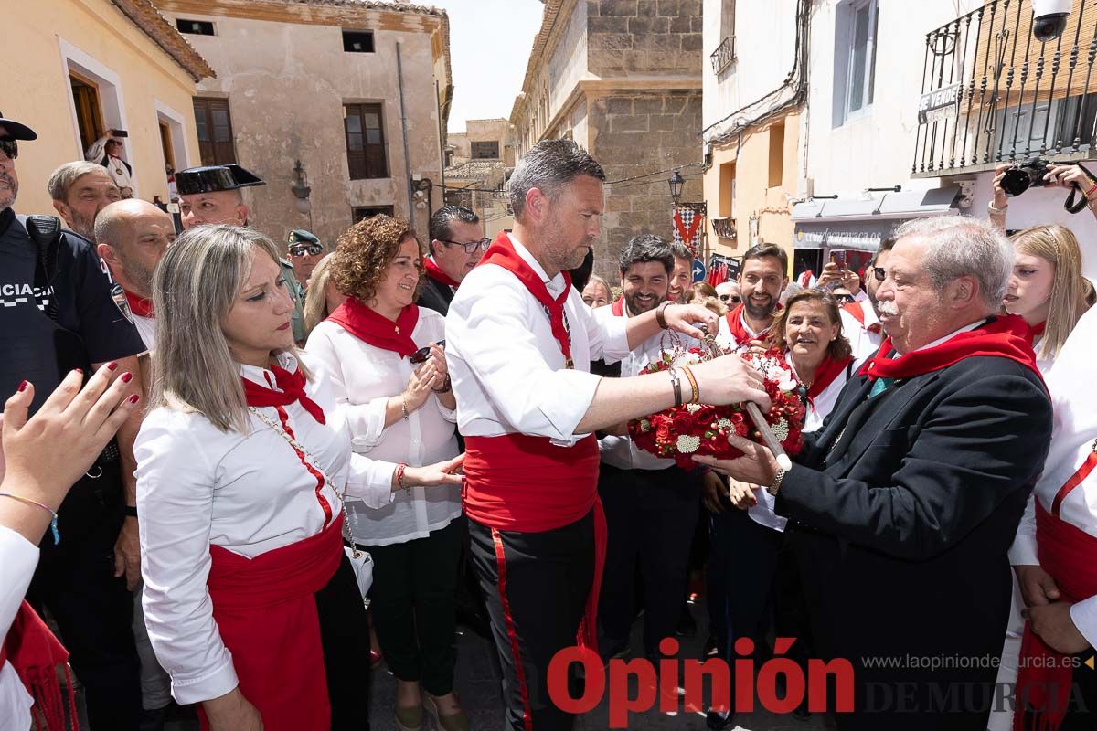 Bandeja de flores y ritual de la bendición del vino en las Fiestas de Caravaca