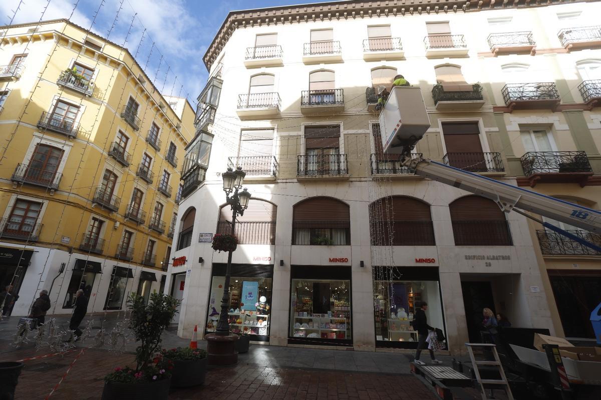 EN IMÁGENES | Las calles de Zaragoza se engalanan con las luces de Navidad