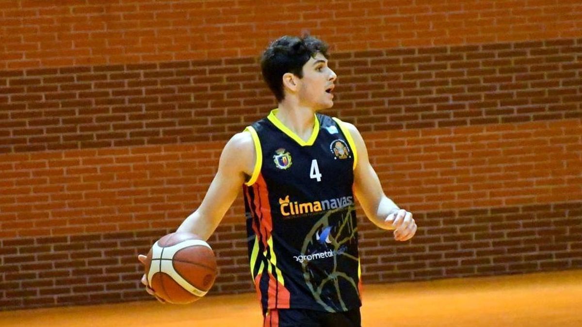 Luis Antonio Rodríguez, con el balón en un partido del Peñarroya de la pasada temporada.