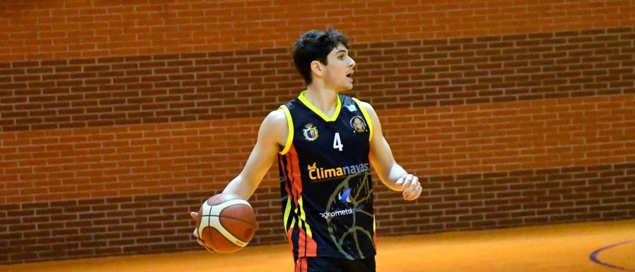 Luis Antonio Rodríguez, con el balón en un partido del Peñarroya de la pasada temporada.