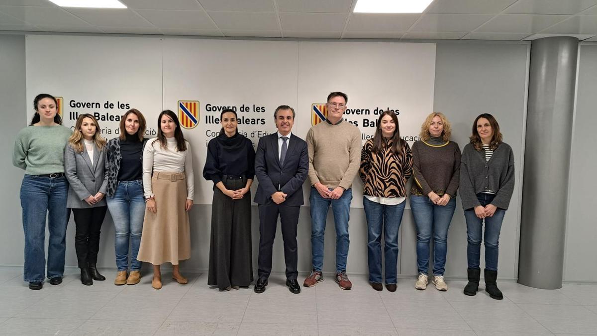 El conseller Vera junto a parte del equipo de Educación con el que presentó los nuevos currículos el pasado enero