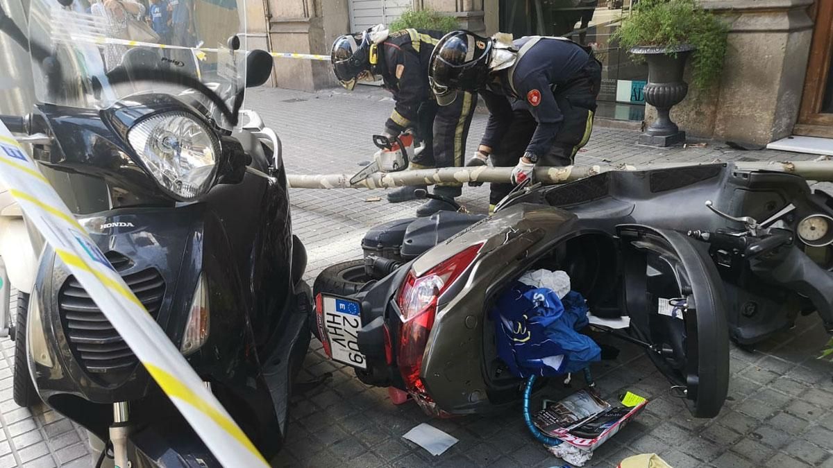 Vídeo de la calle de Aragó minutos después del accidente ocurrido este lunes.