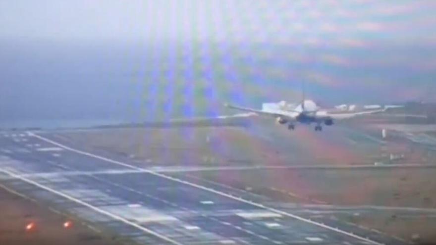 Un piloto aborta el aterrizaje por viento cruzado en el aeropuerto de Lanzarote