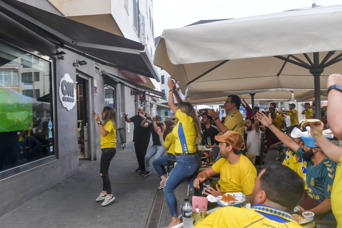 Aficionados de la UD ven la retransmisión del derbi canario en el Pilar