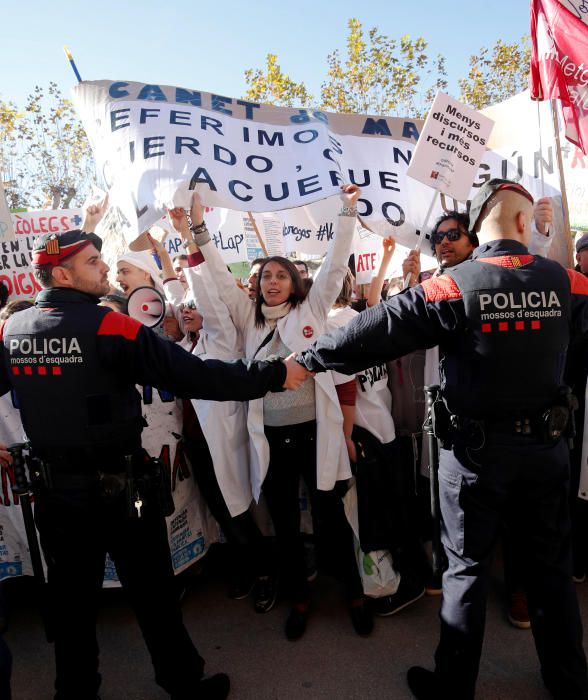 Les protestes de bombers i metges arriben al Parlament