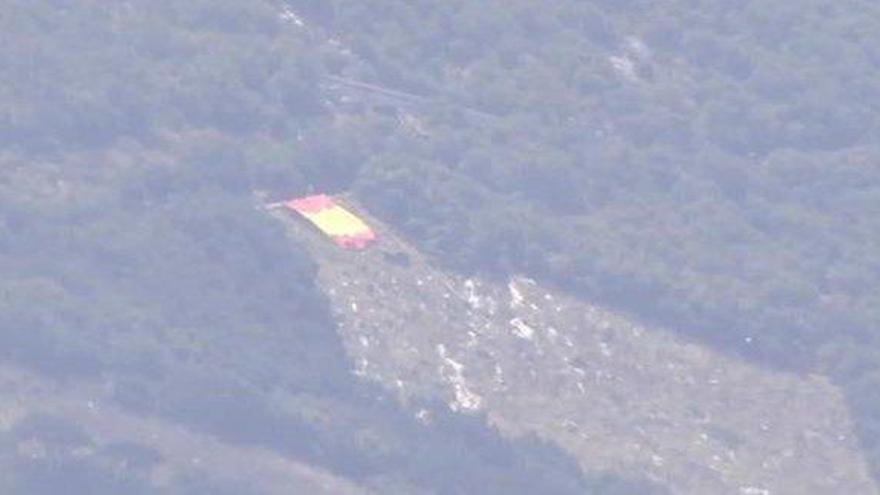 Detenido el presidente de VOX Madrid tras desplegar una bandera gigante de España en Gibraltar