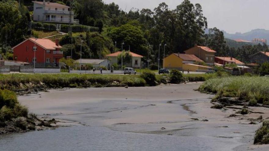 Una lancha abandona el puerto de San Juan de La Arena.