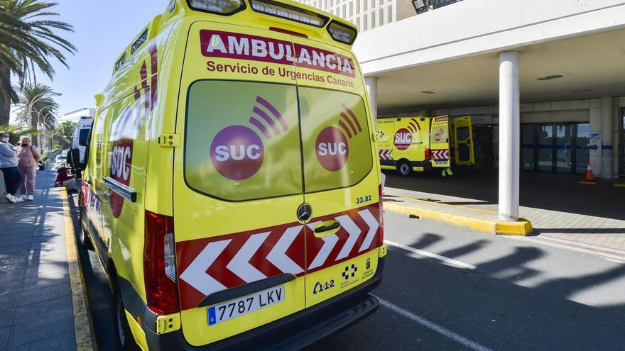 Una ambulancia en el servicio de Urgencias del Hospital Universitario Insular de Gran Canaria. | |