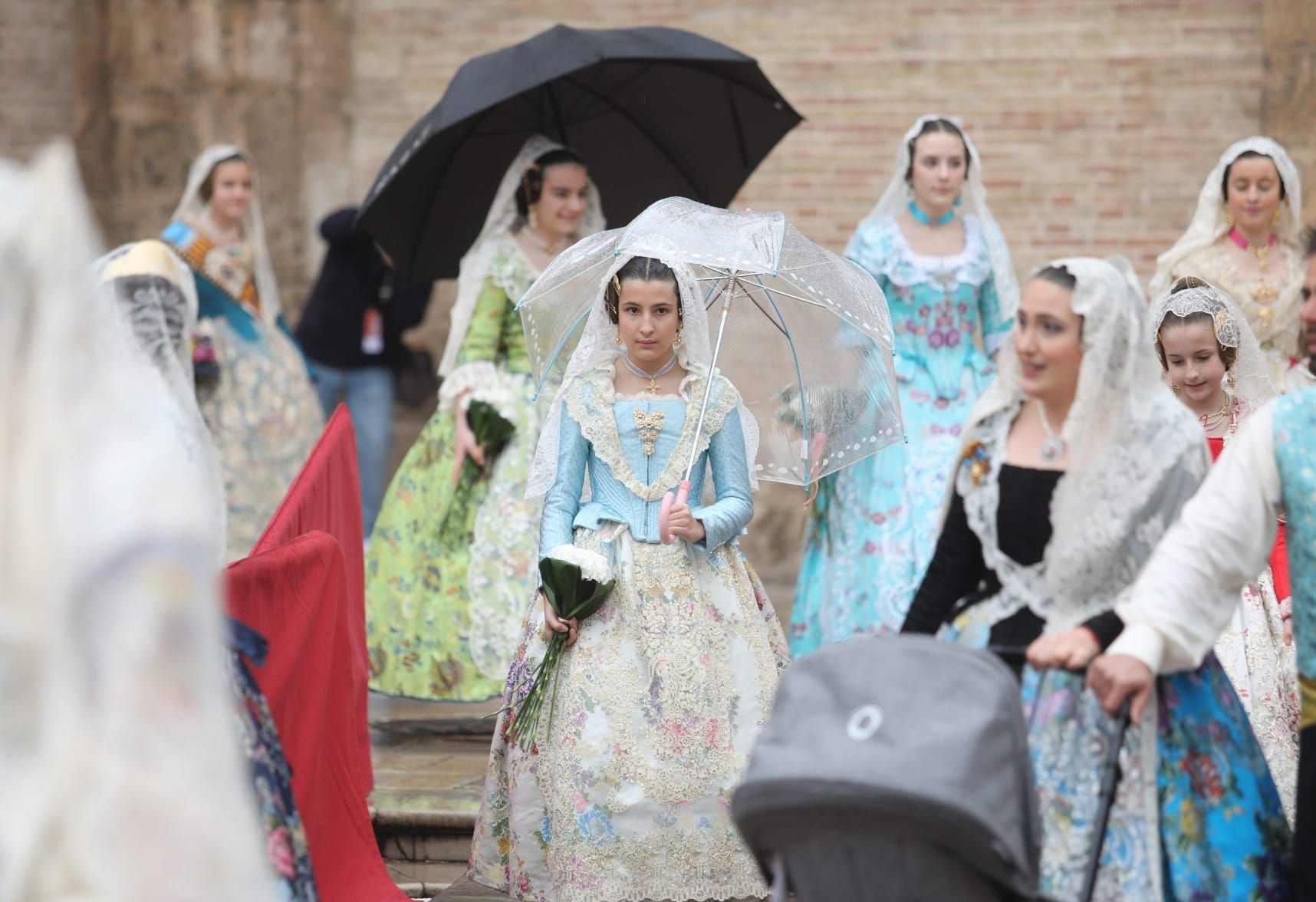 Desfile de chubasqueros y paraguas antes la Mare de Déu