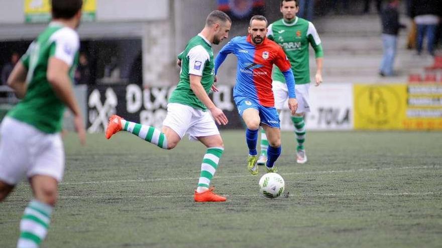 Omar Sampedro, en un encuentro con el Langreo esta temporada.