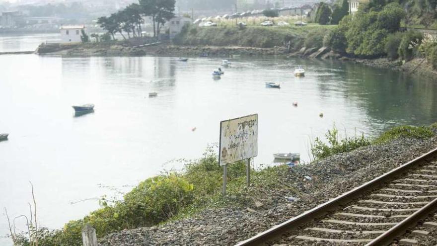 La ría coruñesa, desde As Xubias con el paso ferroviario al borde del mar.