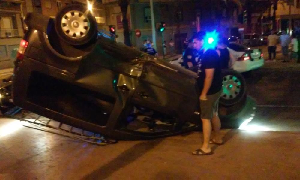 Un coche vuelca después de saltarse un semáforo en