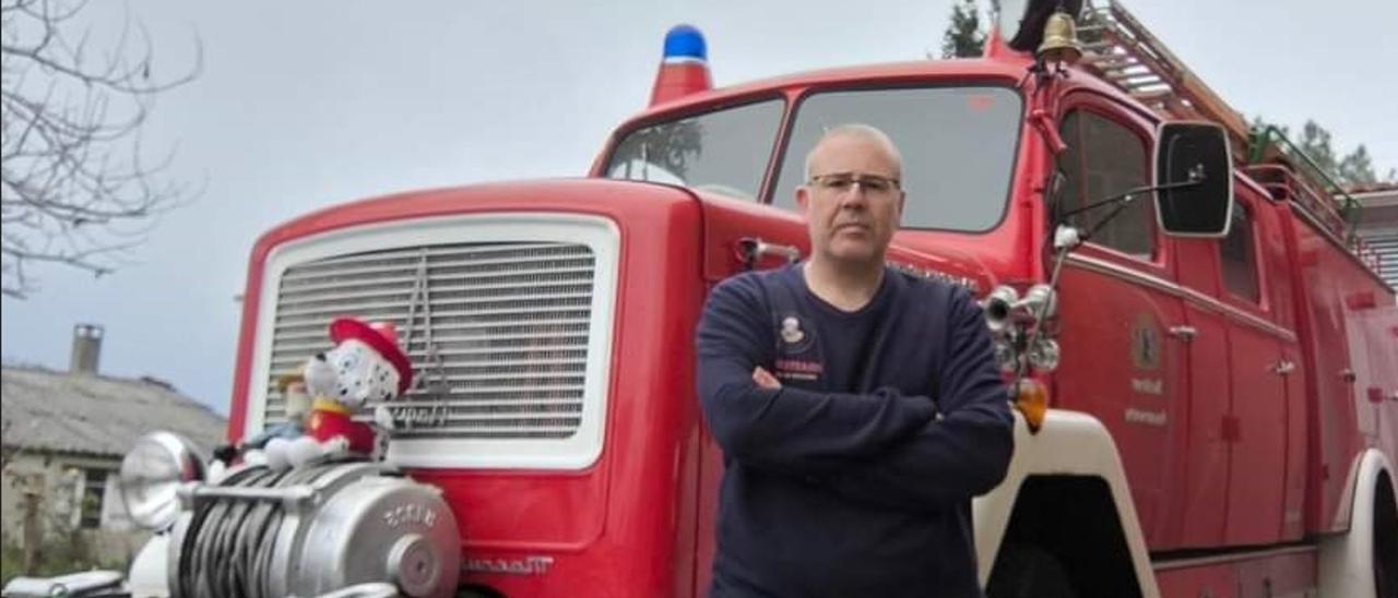 Juan Jesús Mariño con un camión de bomberos de su propiedad, un Magirus Deutz de 1964.