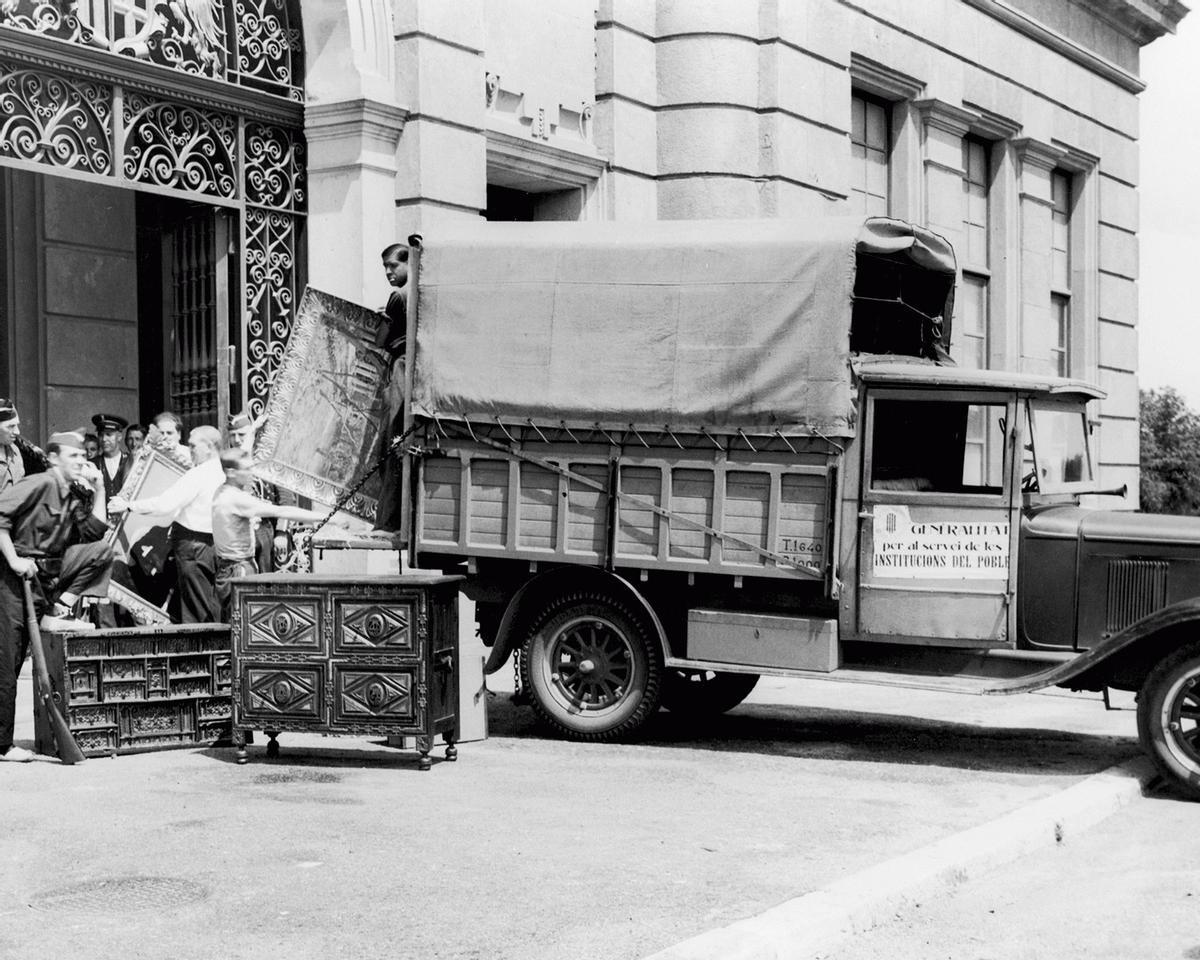 Entrada de las obras de arte incautadas al Palau Nacional, en julio de 1936.