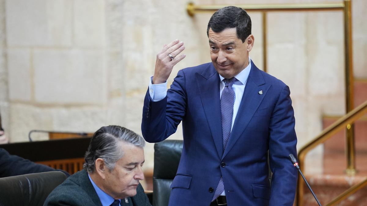 El presidente de la Junta de Andalucía, Juanma Moreno, responde a las preguntas de los grupos políticos en la sesión de control al Gobierno del Parlamento de Andalucía.