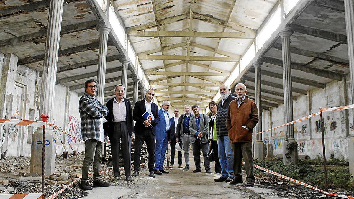 Representantes de Caixa Colonya durante una anterior visita a las instalaciones de la vieja fábrica de tapices.