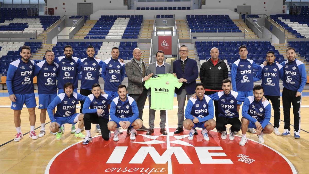 La plantilla del Mallorca Palma Futsal posa con su nuevo patrocinador, la empresa de seguridad Trablisa.