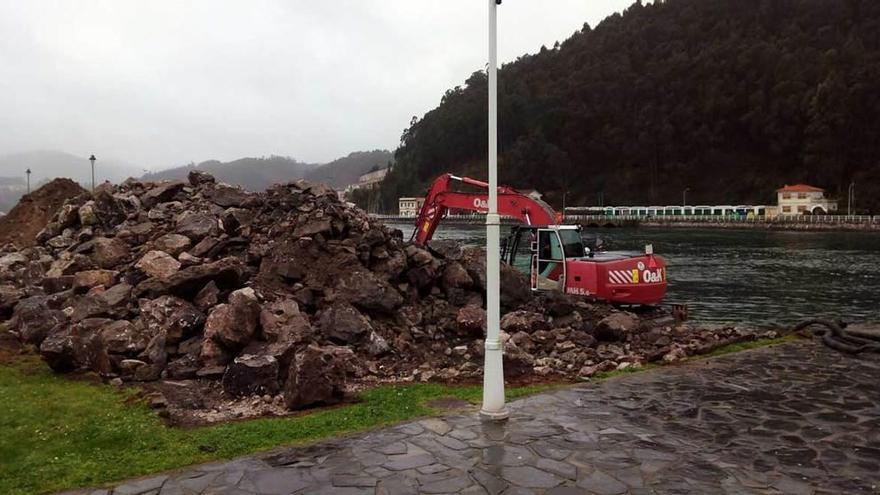 Una máquina de obra trabajando ayer en el dique de La Arena, en el paseo frente a la rula.