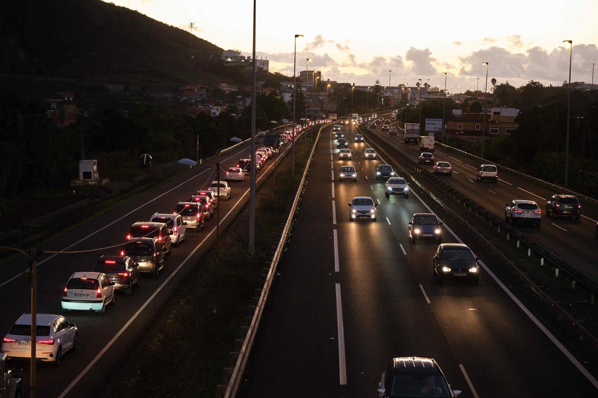 Colas en Tenerife el primer día de cortes en la autopista
