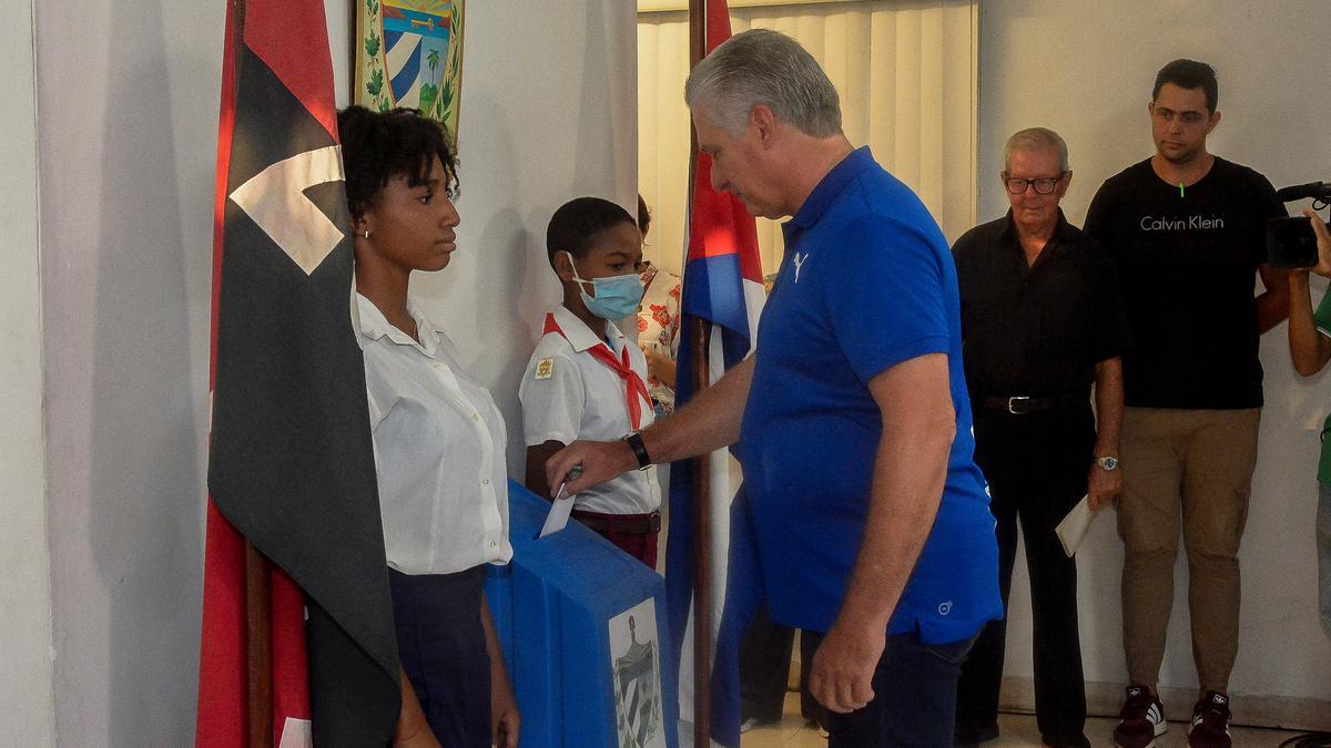 Miguel Díaz-Canel votando en La Habana.