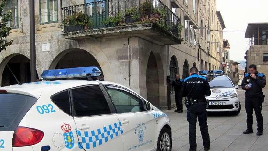 Agentes de la Policía Local en un operativo en A Ferrería. // R.Vázquez