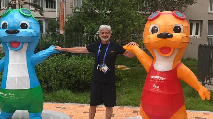 Estiarte, amb les mascotes dels Campionats del Món de natació i waterpolo a Gwangiu