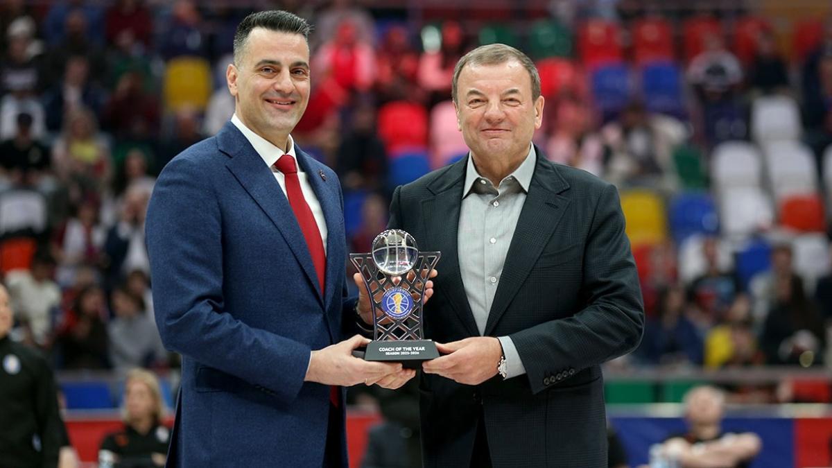 Pistiolis recibe el premio al mejor entrenador del año en la Liga VTB