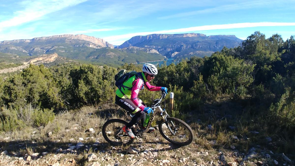 Los trazados permiten acometer la aventura por el Montsec con ruedas de todo terreno o delgadas de gravel o carretera.