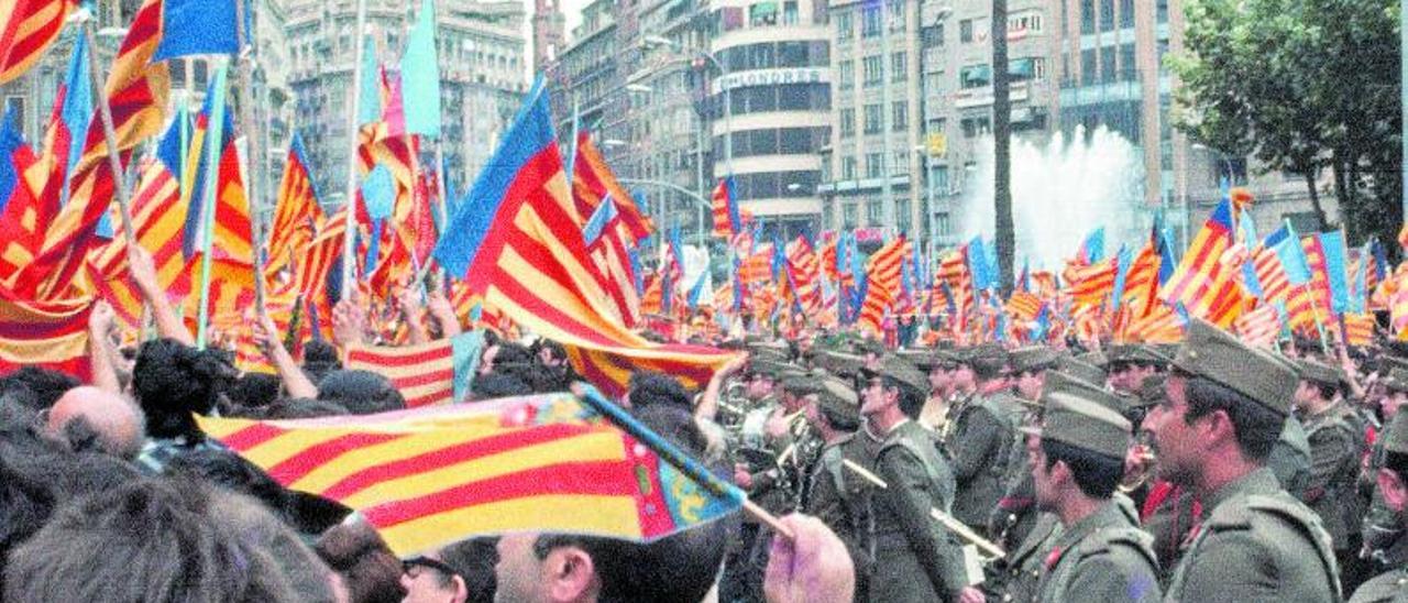 Militares y manifestantes
frente al Ayuntamiento de
València el 9 de octubre
de 1977.  el cameraman