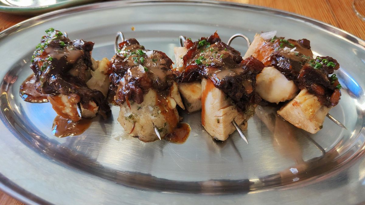 La brocheta de pollo con un ‘praliné’ de piñones y glasa de ciruelas de Allium.