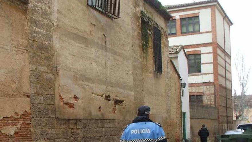 Un agente de Policía durante un servicio en las calles de Toro.