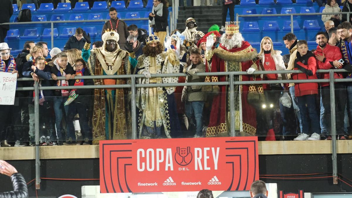 Los Reyes Magos en el Nuevo Pepico Amat para presenciar el Eldense-Bilbao de la Copa del Rey.