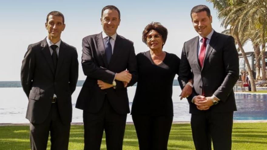 Víctor Rodríguez, David Morales y Roberto González, del equipo de dirección del hotel, junto a Shirley Bassey