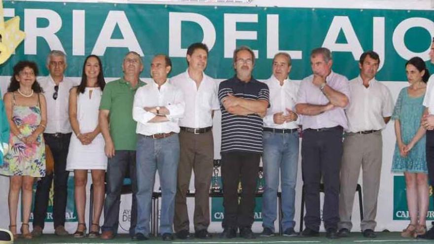 El alcalde, rodeado de los ediles socialistas y los &quot;díscolos&quot;