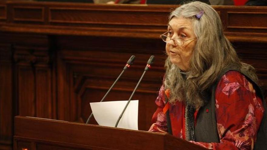 Àngels Martínez retira las banderas españolas que el PP había dejado en el Parlament