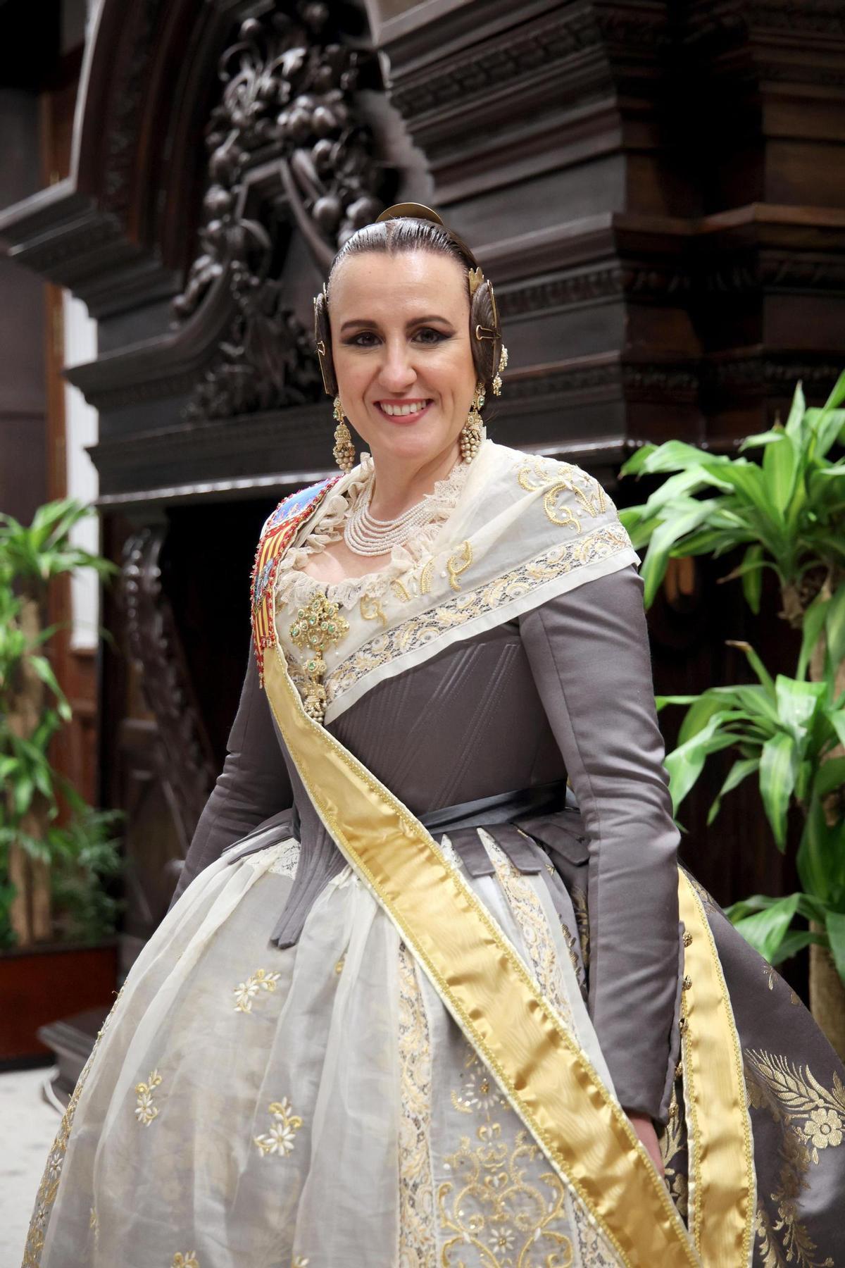 María José Catalá, vestida de fallera en la Ofrenda de 2026