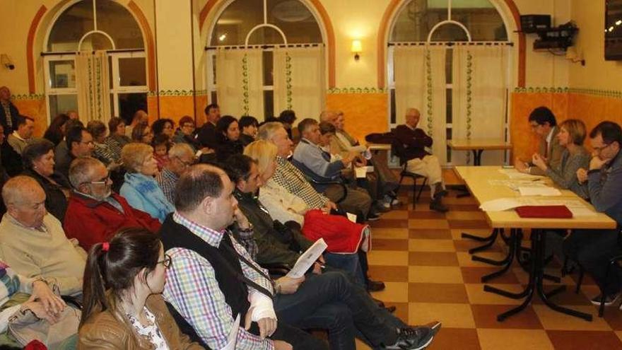 Nava Castro (centro) explica a los vecinos el nuevo decreto de viviendas de uso turístico, ayer, en el Hotel Airiños de Cangas. // Santos A.