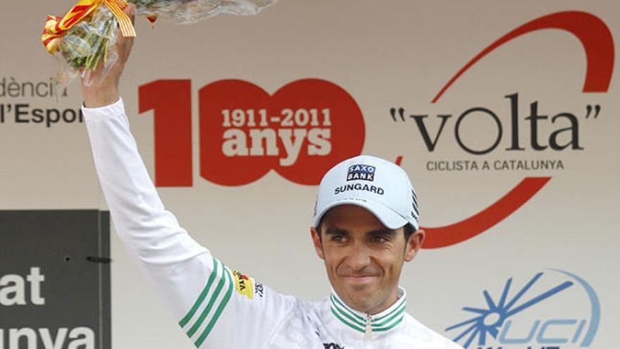 Alberto Contador (Saxo Bank) aixeca la mà satisfet d&#039;haver aconseguit la seva primera Volta a Catalunya.