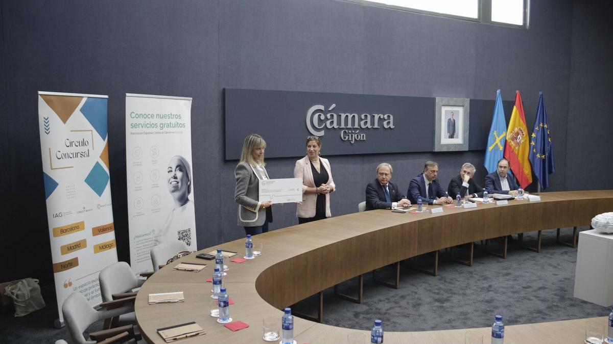 De pie, Amanda Blanco entrega la donación a Teresa Sánchez; sentados, Álvaro Alonso Ordás, Rafael Abril, Javier Antón y Benigno Villarejo, en la jornada del Círculo Concursal Norte.