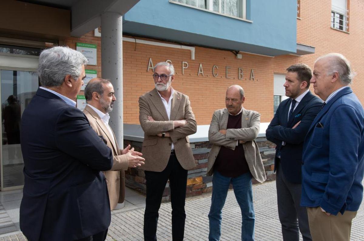 Los responsabes de Ibercaja, Fundación CB y Aspace Badajoz.