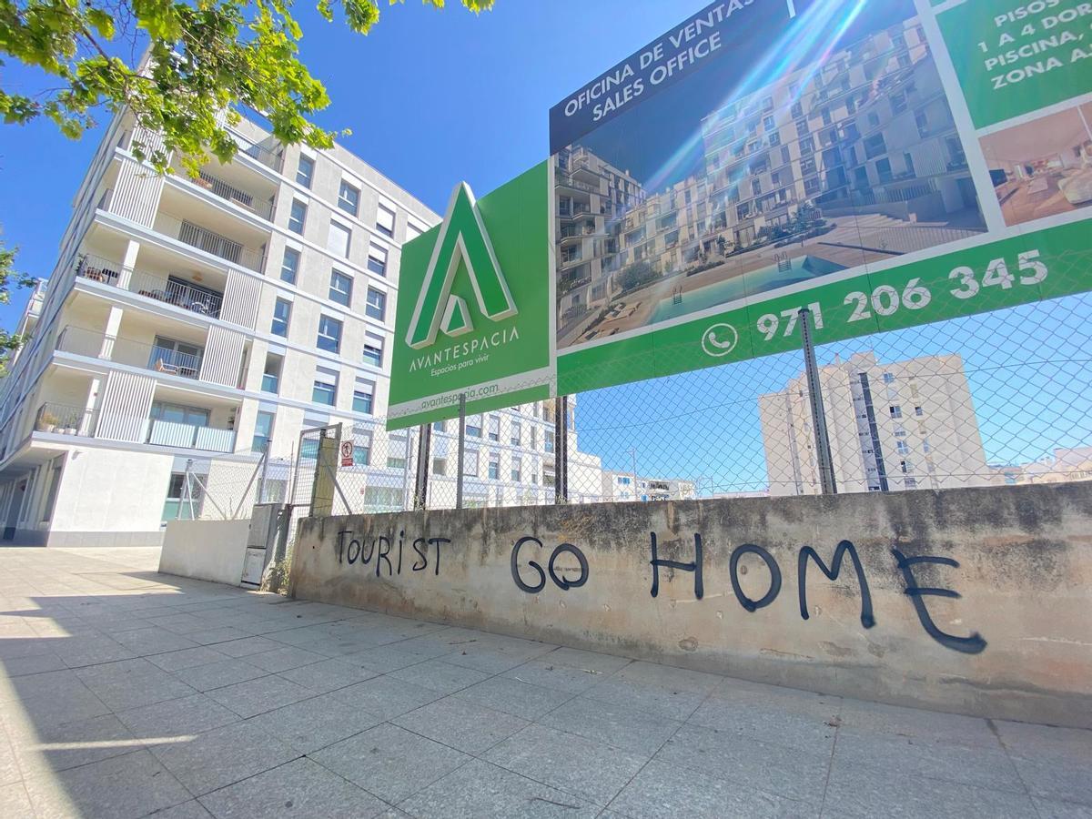 Imagen de la pintada vandálica contra los nuevos residentes que apareció durante el pasado fin de semana en el barrio de Nou Llevant, en Palma